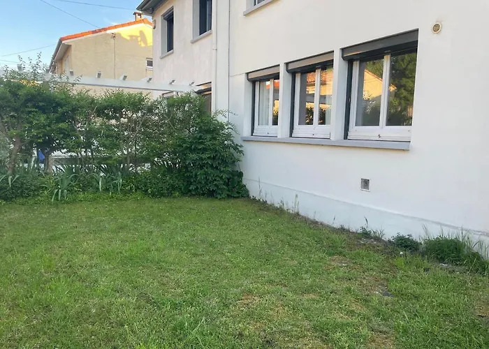 50 M2 T2 Au Calme, Lumineux, Confortable, Cosy, Climatise, Privatif Avec Parking Gratuit Et Terrasse
